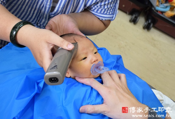 陳寶寶(台中西屯區到府嬰兒寶寶滿月剃頭理髮、免費到府嬰兒剃胎毛儀式吉祥話)。到府剃頭剃胎毛主持、專業拍照、DVD光碟、證書。★購買「臍帶章、肚臍章、胎毛筆刷印章」贈送：剃頭、收涎、抓周，三選一。2015.11.26 照片15